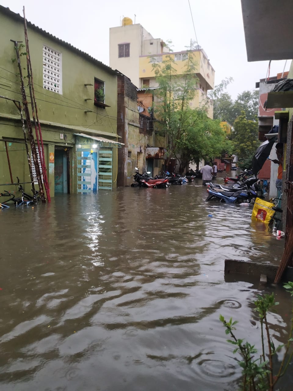 तमिलनाडु में रिकॉर्ड तोड़ बारिश, चेंबरमबक्कम बांध खोला गया, कई जिलों में स्कूल बंद