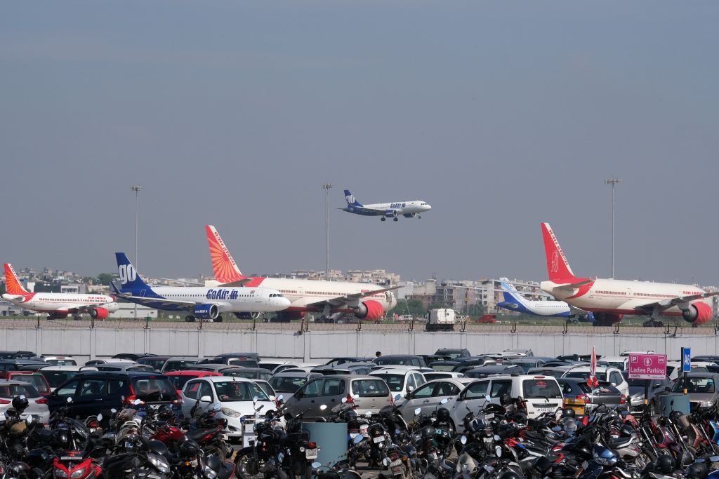 ओमिक्रॉन: अंतरराष्ट्रीय उड़ानें शुरु करने पर फिर से विचार करेगी सरकार, बाहर से आने वालों के लिए दिशा-निर्देश जारी