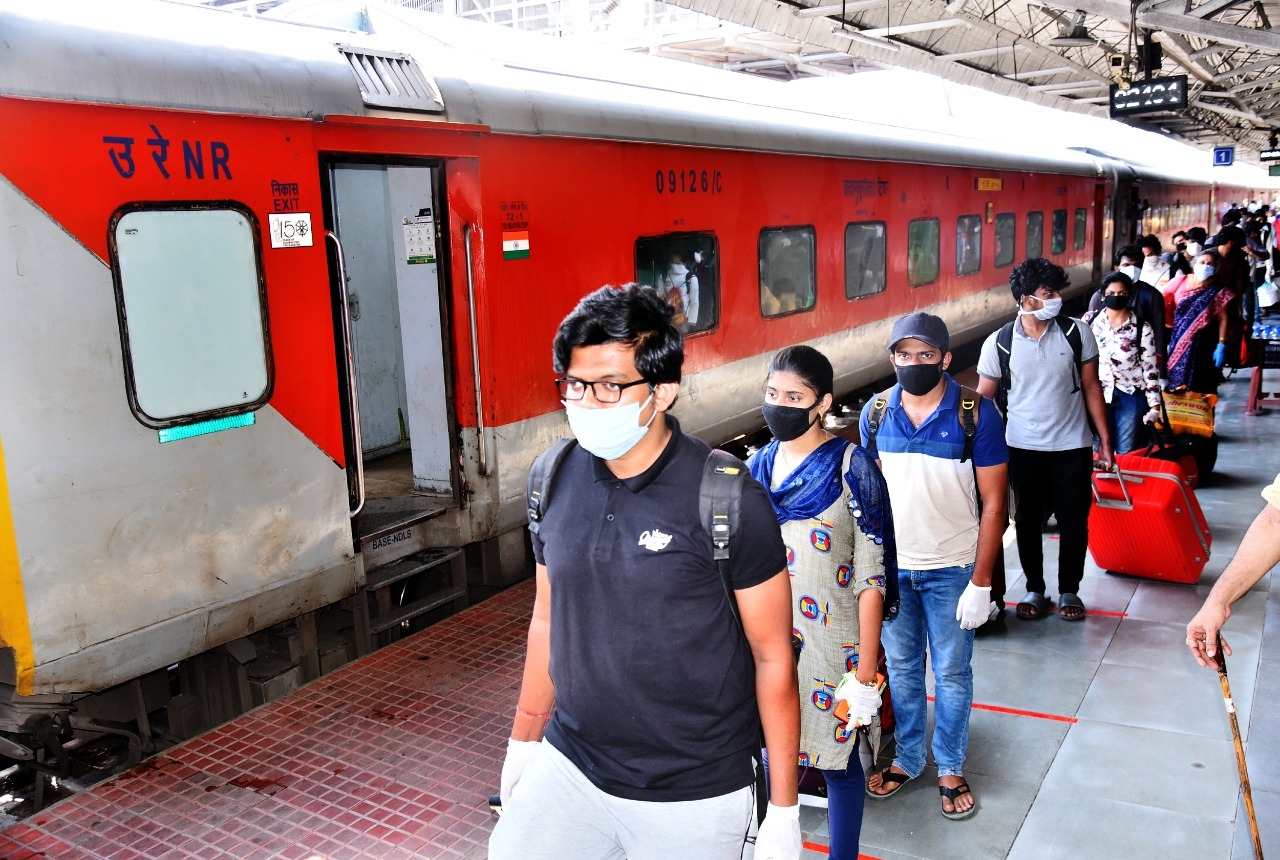 आंध्र प्रदेश के नेल्लोर जिले में भारी बारिश, चेन्नई-विजयवाड़ा रूट पर ट्रेन सेवाएं प्रभावित