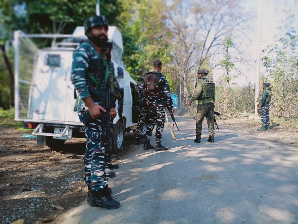 जम्मू-कश्मीर के शोपियां में सुरक्षा बलों और आतंकियों के बीच मुठभेड़, दो आतंकियों के छिपे होने की खबर
