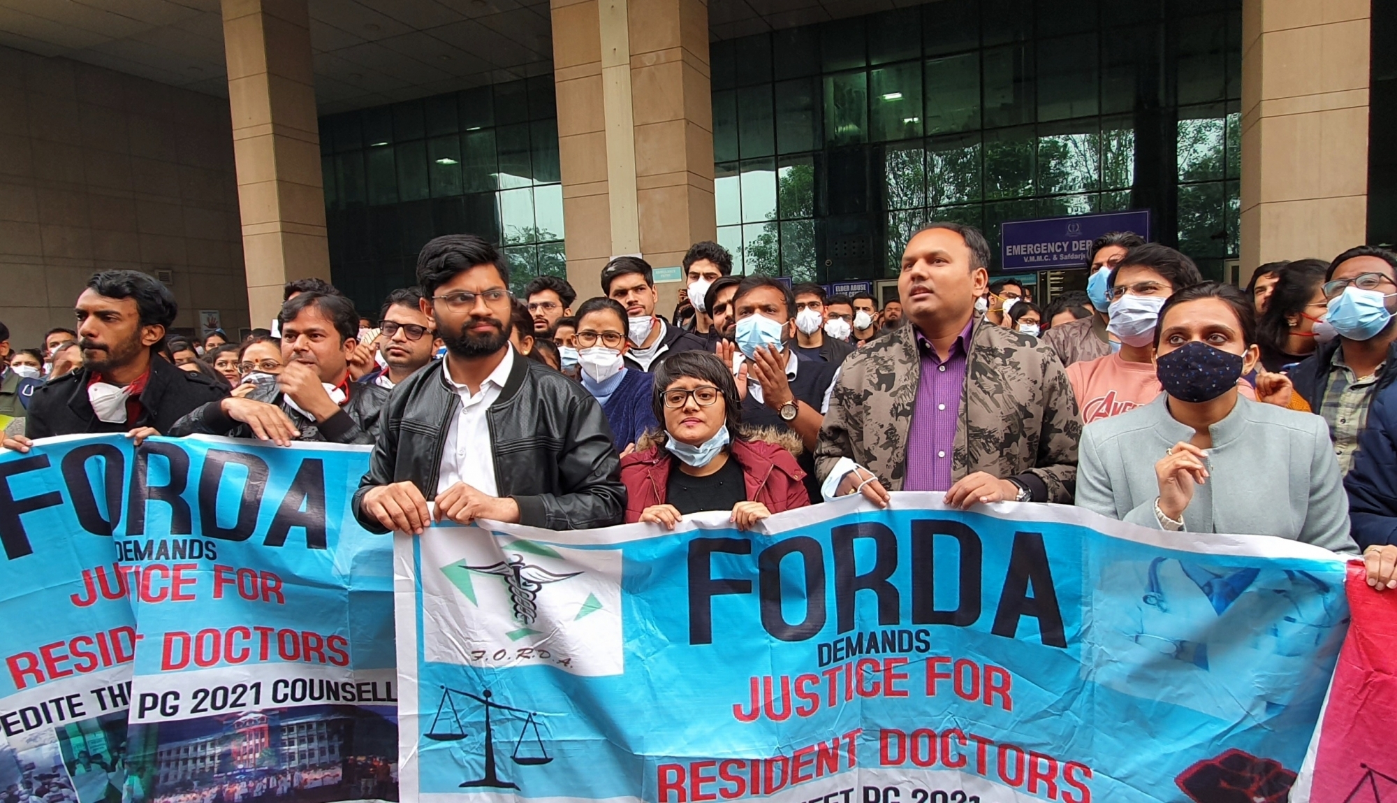दिल्ली के अस्पतालों में अफरा-तफरी, रेजिडेंट डॉक्टरों ने ओपीडी काउंटर किया बंद