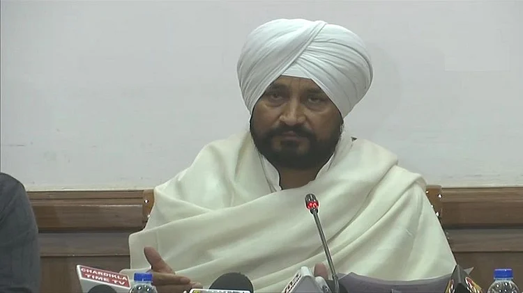 यूपी बिहार के भैय्ये पंजाब में आकर कब्जा जमा रहे...पंजाब के CM चरणजीत सिंह चन्नी पर Patna में FIR | Deshaj Times यूपी बिहार के भैय्ये पंजाब में आकर कब्जा जमा रहे...पंजाब के CM चरणजीत सिंह चन्नी पर Patna में FIR