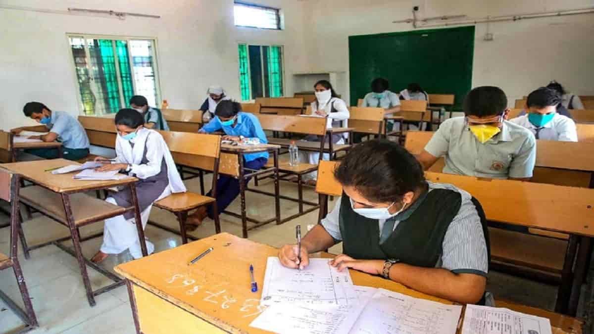 गुजरात में 2002 में एंटी-मुस्लिम दंगे किसकी सरकार में हुए थे? 12वीं में पूछे गए इस सवाल पर सीबीएसई को देनी पड़ी सफाई