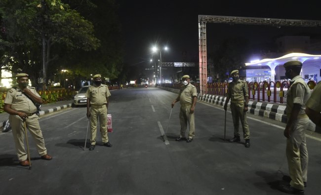 मध्य प्रदेशः शिवराज सरकार के कोरोना नाईट कर्फ्यू का अफसर ने उड़ाया मजाक, वायरल होने पर प्रशासन ने मांगा जवाब