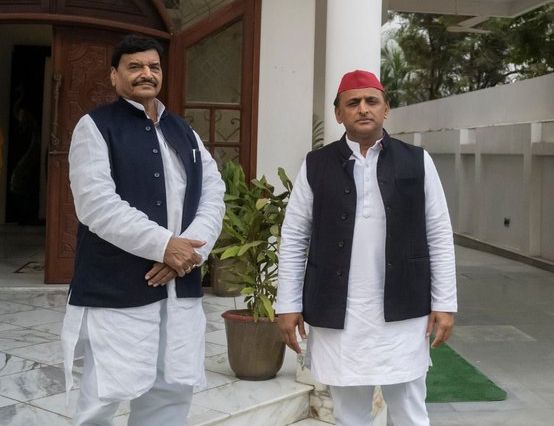 चाचा शिवपाल को मनाने पहुंचे अखिलेश यादव, यूपी चुनाव में गठबंधन पर बनी सहमति, साथ मिलकर लड़ेंगे