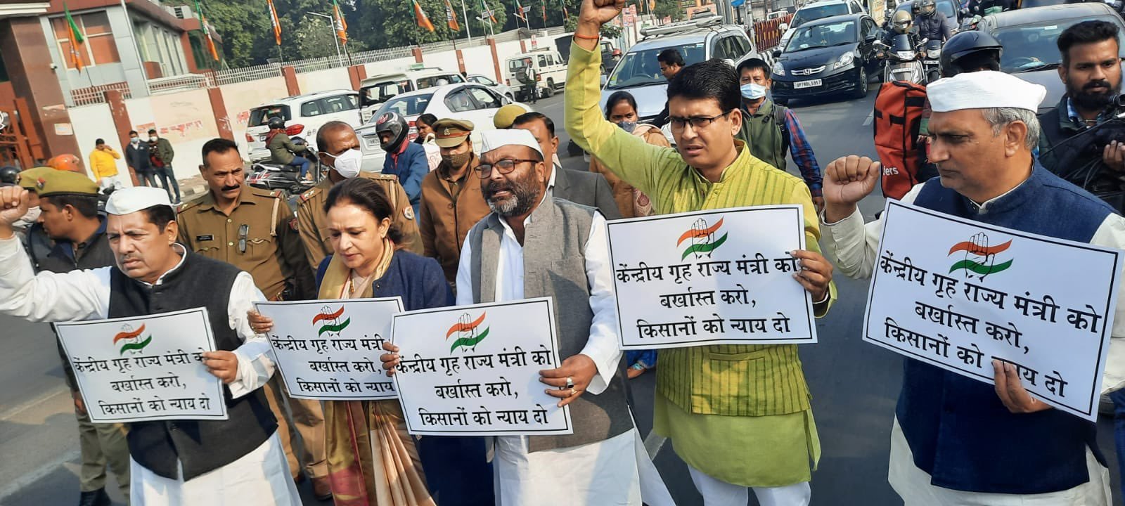 कांग्रेस ने अजय मिश्रा टेनी की बर्खास्तगी, कानून-व्यवस्था और महंगाई के मुद्दों पर यूपी सदन के बाहर जताया विरोध
