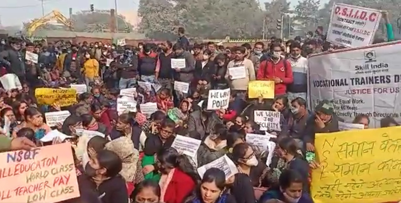 मनीष सिसोदिया के घर के बाहर गेस्ट टीचर का हंगामा, स्थाई नौकरी की मांग, समर्थन में पहुंचे कांग्रेस नेता अनिल चौधरी