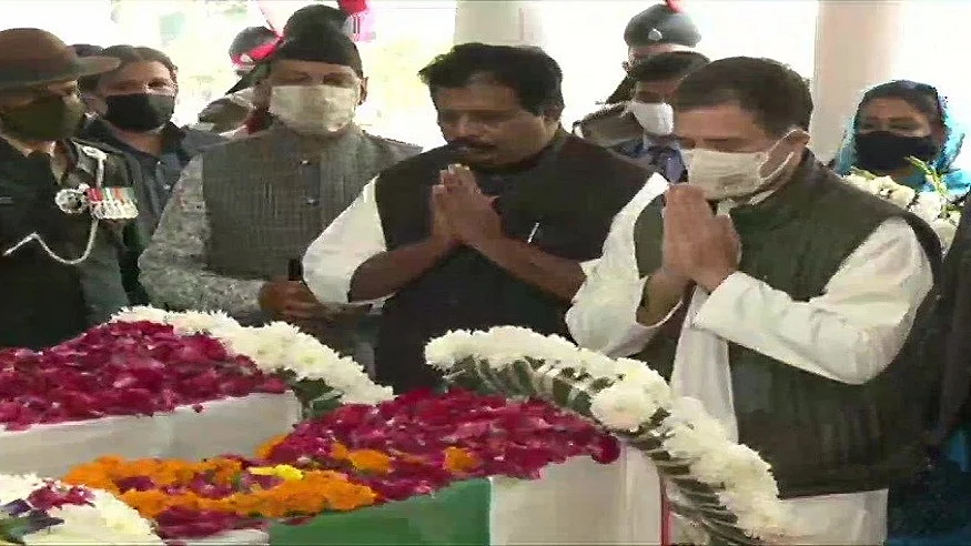 CDS बिपिन रावत को अंतिम विदाई, गृह मंत्री शाह, दिल्ली के LG अनिल बैजल और राहुल गांधी समेत कई लोगों ने दी श्रद्धांजलि