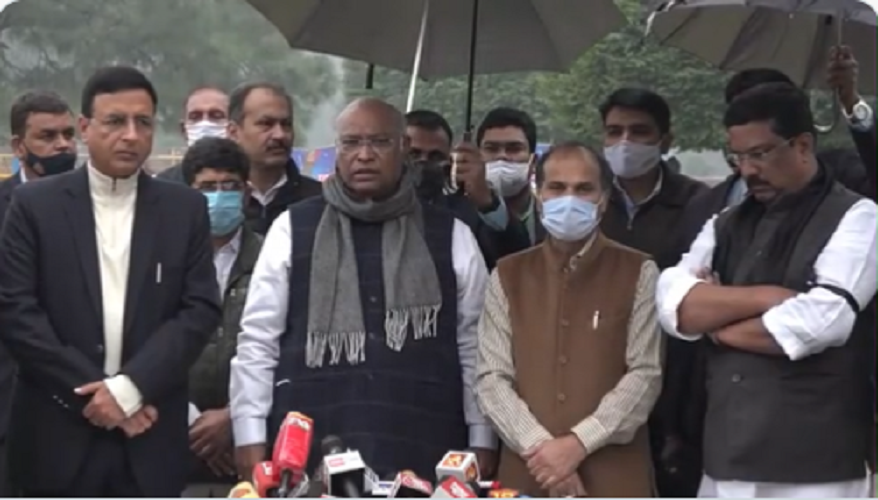 मोदी सरकार ने गरीबों-मजदूरों पर किया एक और प्रहार, महामारी में सहारा बनी मनरेगा का बजट घटाया, कांग्रेस ने घेरा