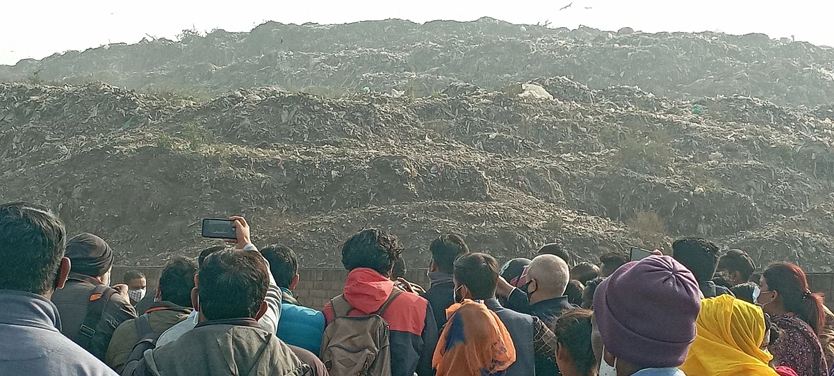 चंडीगढ़ नगर निगम चुनाव में बड़ा मुद्दा बने कूडे के पहाड़ के पास एकत्रित कांग्रेस कार्यकर्ता