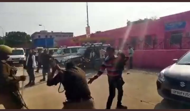 यूपी पुलिस की बर्बरता, गोद में बच्चा लिए पिता को लाठी से पीटा, बिलखते मासूम को देख वरुण गांधी ने योगी सरकार को घेरा