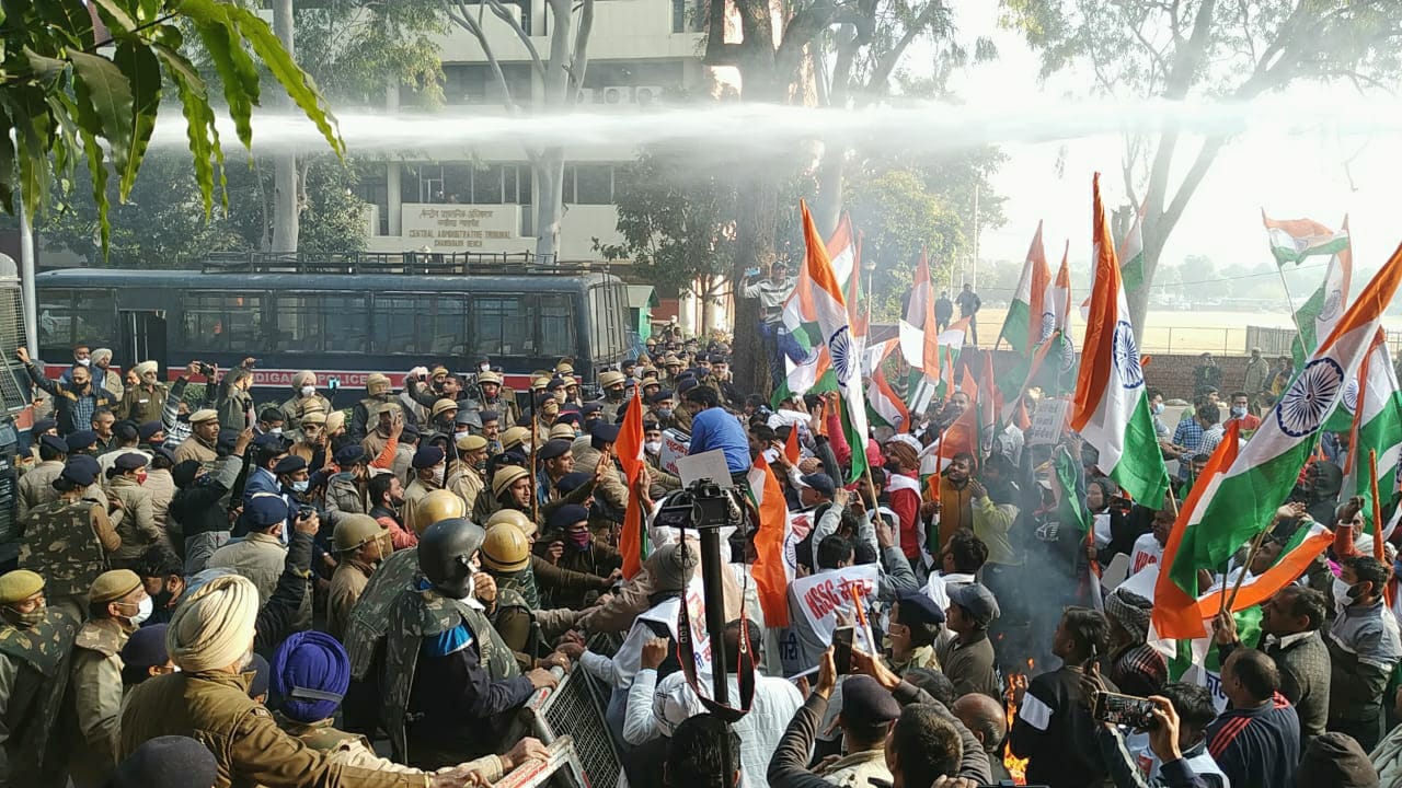 हरियाणा विधानसभा के शीत सत्र के पहले ही दिन सड़क से सदन तक गूंजा नौकरी घोटाला, आगाज के साथ ही हमलावर हुआ विपक्ष