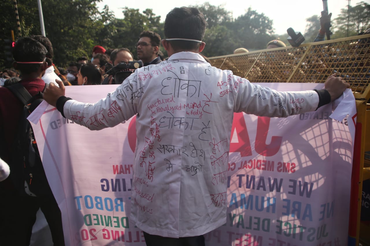 दिल्ली: सड़कों पर उतरे रेजिडेंट डॉक्टर, NEET पीजी काउंसलिंग जल्द कराने की मांग को लेकर किया पैदल मार्च