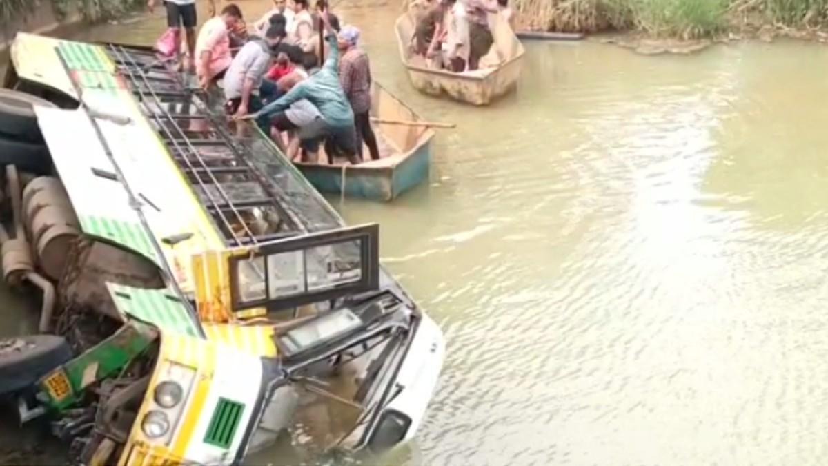 आंध्र प्रदेश में बड़ा हादसा! यात्रियों से भरी बस नदी में गिरी, 9 लोगों की मौत, कई गंभीर रूप से घायल