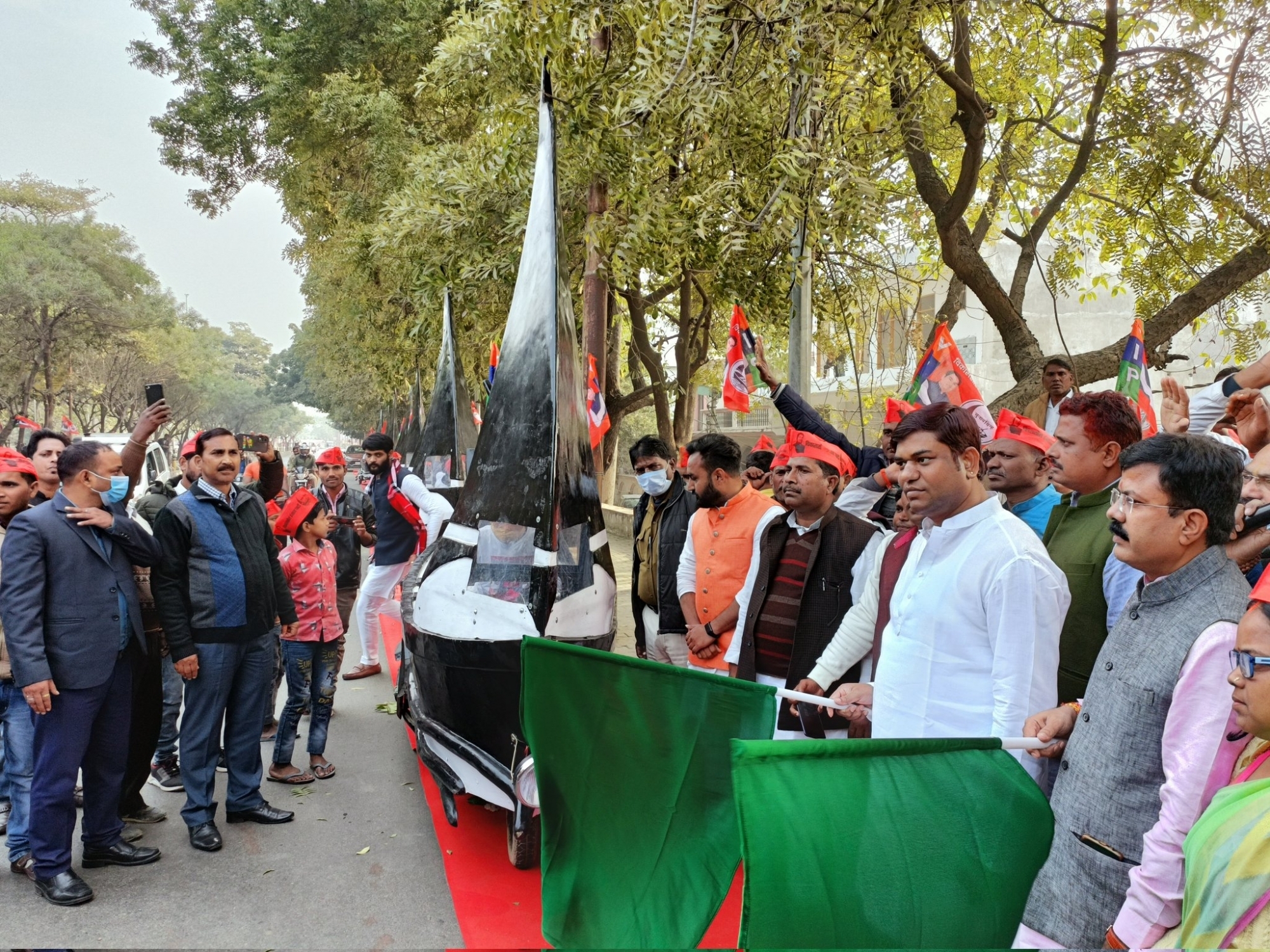 यूपी चुनाव में BJP की मुश्किलें बढ़ाएगी सहयोगी पार्टी VIP? यूपी की सड़कों पर 'बोट रेस' करा रहे मुकेश साहनी