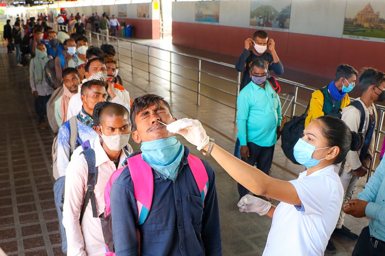 ओमिक्रॉन के खतरे के बीच बीते 24 घंटे में कोरोना के 6,822 नए केस आए सामने, 220 मरीजों की मौत