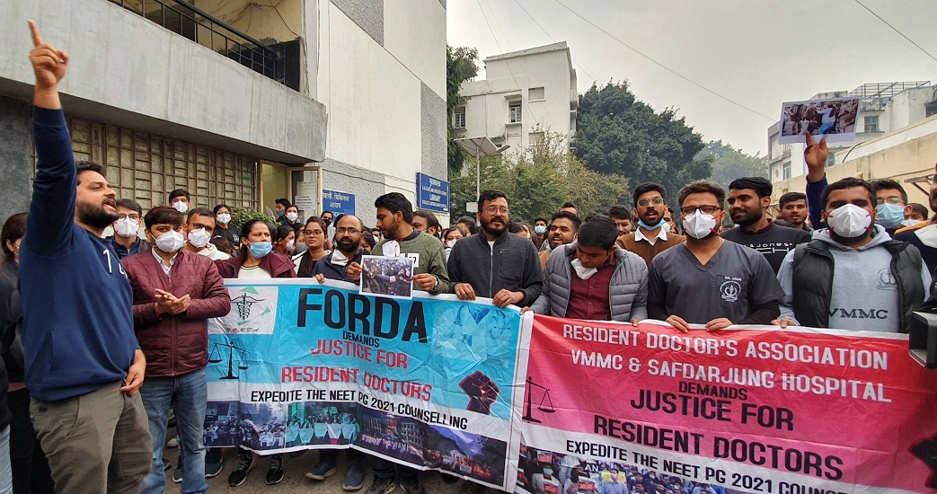 रेजिडेंट डॉक्टर्स ने दिल्ली पुलिस से अभद्रता के लिए माफी की मांग की, कहा- एक इंसान की तरह सम्मानजनक व्यवहार हो
