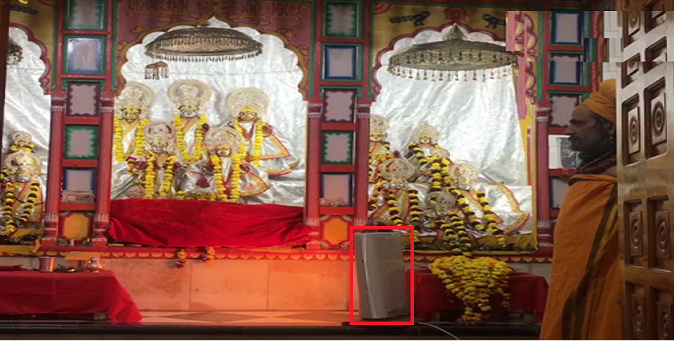 उत्तर प्रदेश: कड़ाके की सर्दी के बीच अयोध्या में भगवान सीताराम जानकी को पहनाए गए गर्म कपड़े, हीटर भी लगाया गया