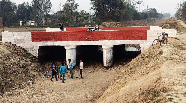 प्रधानमंत्री नरेंद्र मोदी ने इसी सरयू नहर का उद्घाटन किया है। गोरखपुर के कौड़ीराम में पकड़ी दुबे में पानी तो आता नहीं, इसलिए यह बच्चों के लिए क्रिकेट खेलने की जगह हो गई है