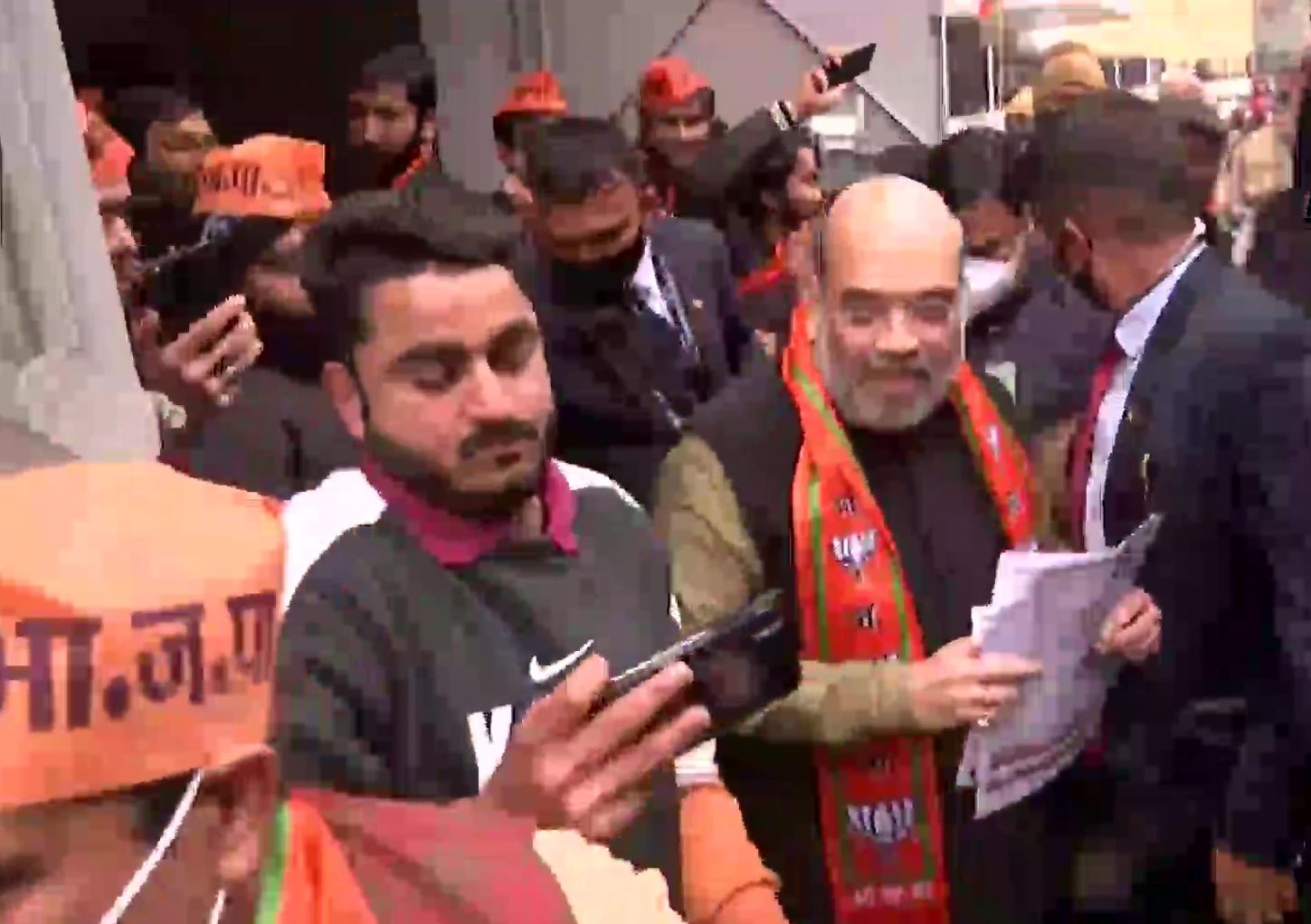 यूपी चुनावः अमित शाह ने बिना मास्क लगाए कैराना में घर-घर किया प्रचार, चुनाव आयोग के नियमों की उड़ी धज्जियां