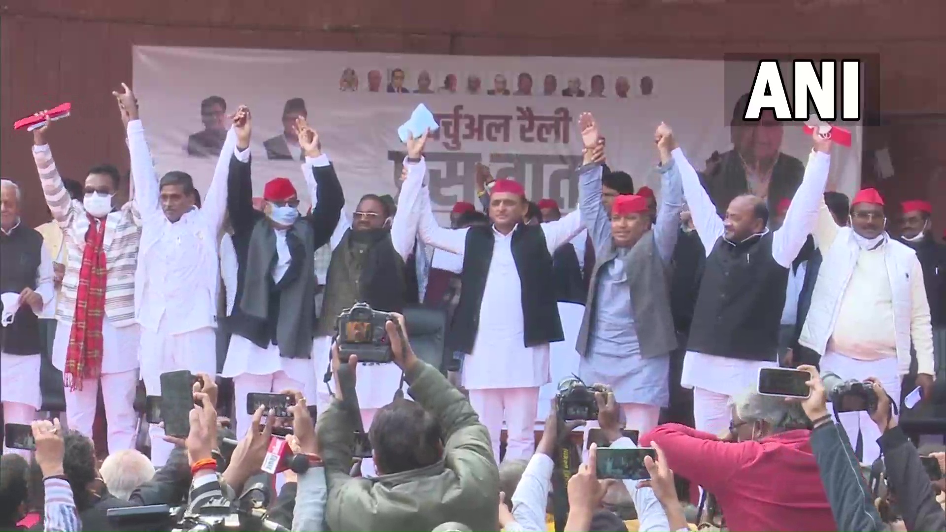 मुख्यमंत्री योगी को खेलना आता ही नहीं, इसीलिए गिर रहे हैं धड़ाधड़ विकेट- मौर्य को पार्टी में शामिल कर बोले अखिलेश