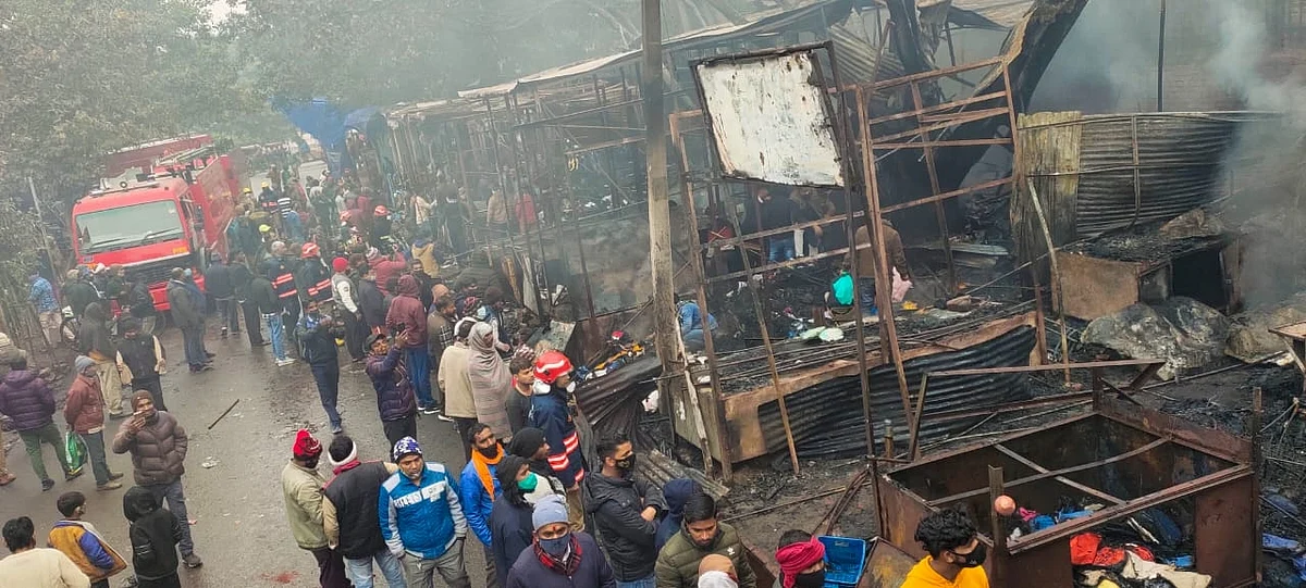 लाल किले के सामने मार्किट में लगी भीषण आग, कई दुकानें जलकर खाक, कोई हताहत नहीं