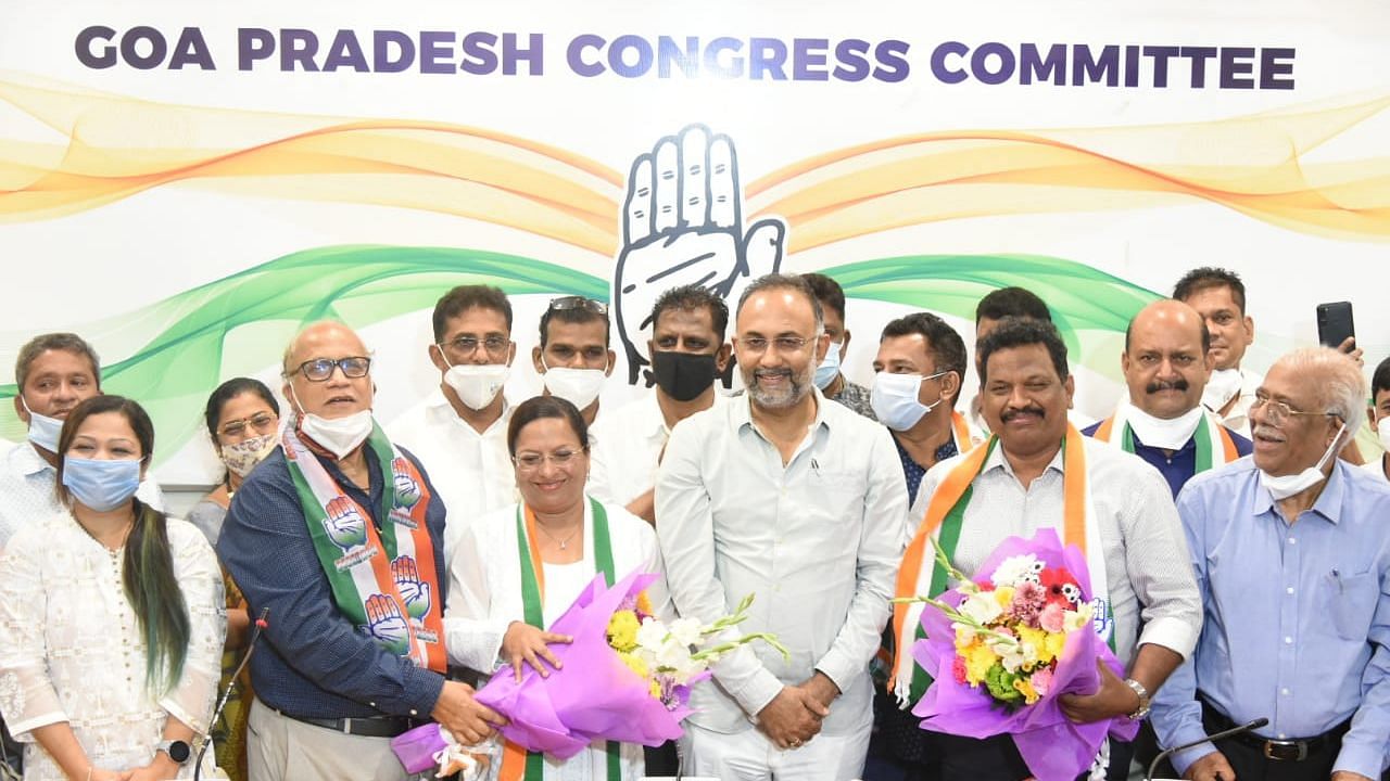 गोवा में बीजेपी सरकार से इस्तीफा देने के अगले ही दिन बीजेपी मंत्री माइकल लोबो पत्नी समेत कांग्रेस में शामिल