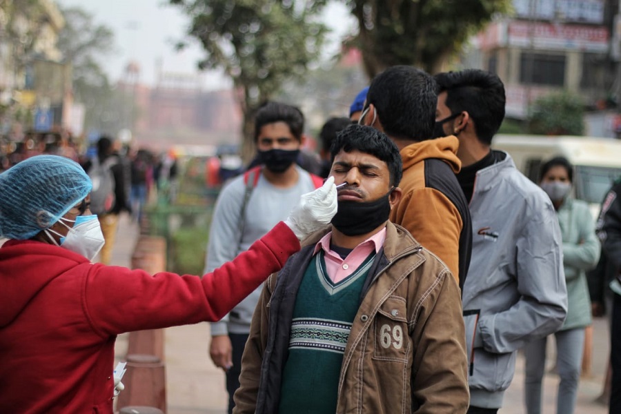 दिल्ली के रेलवे स्टेशनों पर शुरू हुई यात्रियों की रैंडम जांच, कोरोना कहर के बीच संक्रमण चेन तोड़ने की कोशिश