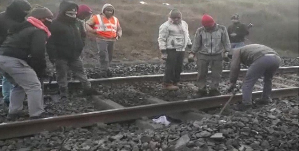 झारखंड में नक्सलियों का तांडव! ब्लास्ट कर रेलवे ट्रैक को उड़ाया, दिल्ली-हावड़ा रूट पर ट्रेनों की आवाजाही ठप