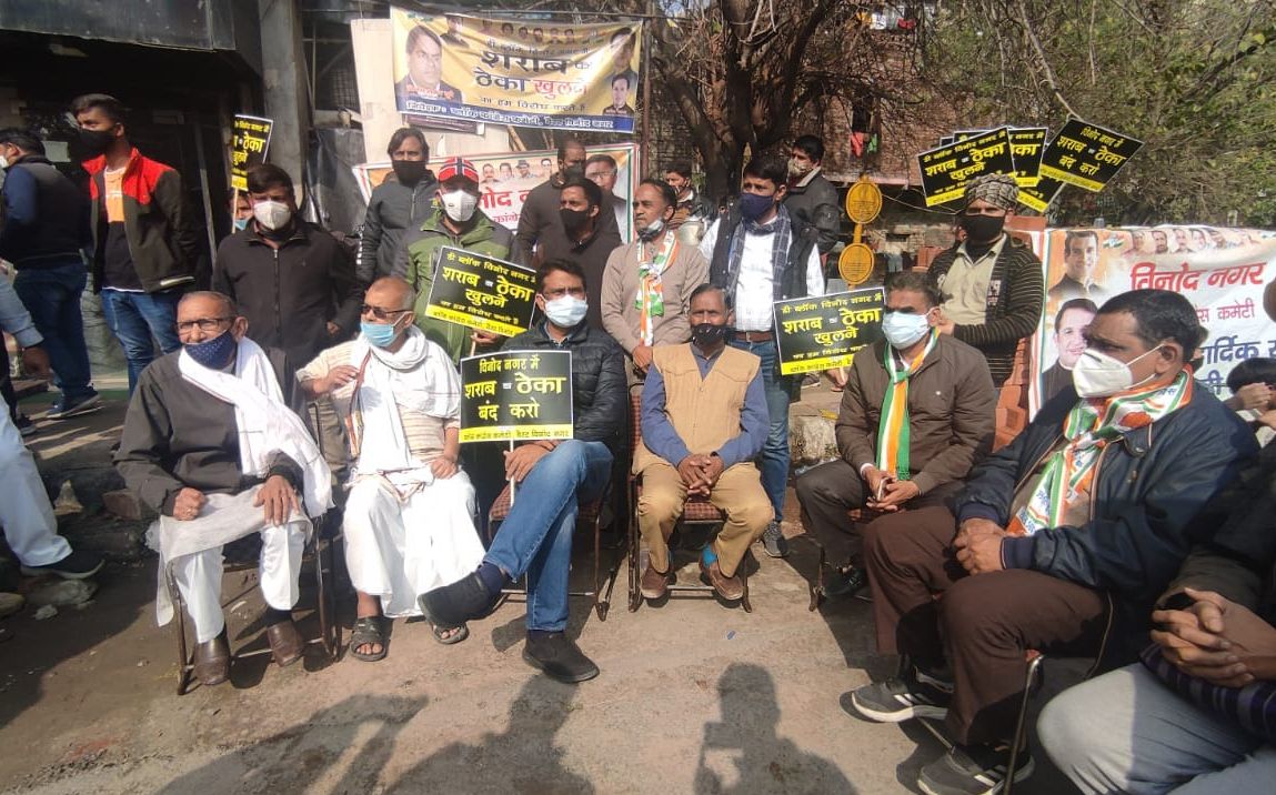 दिल्ली में कदम-कदम पर शराब दुकान खोलने के खिलाफ सड़क पर उतरी कांग्रेस, केजरीवाल सरकार को दी नीति बदलने की चेतावनी