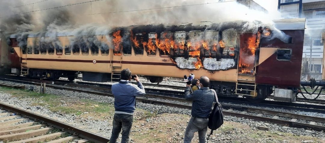वीडियो: RRB-NTPC अभ्यर्थियों का गया में बवाल, ट्रेन की बोगी में लगाई आग, रेल सेवा चरमराई