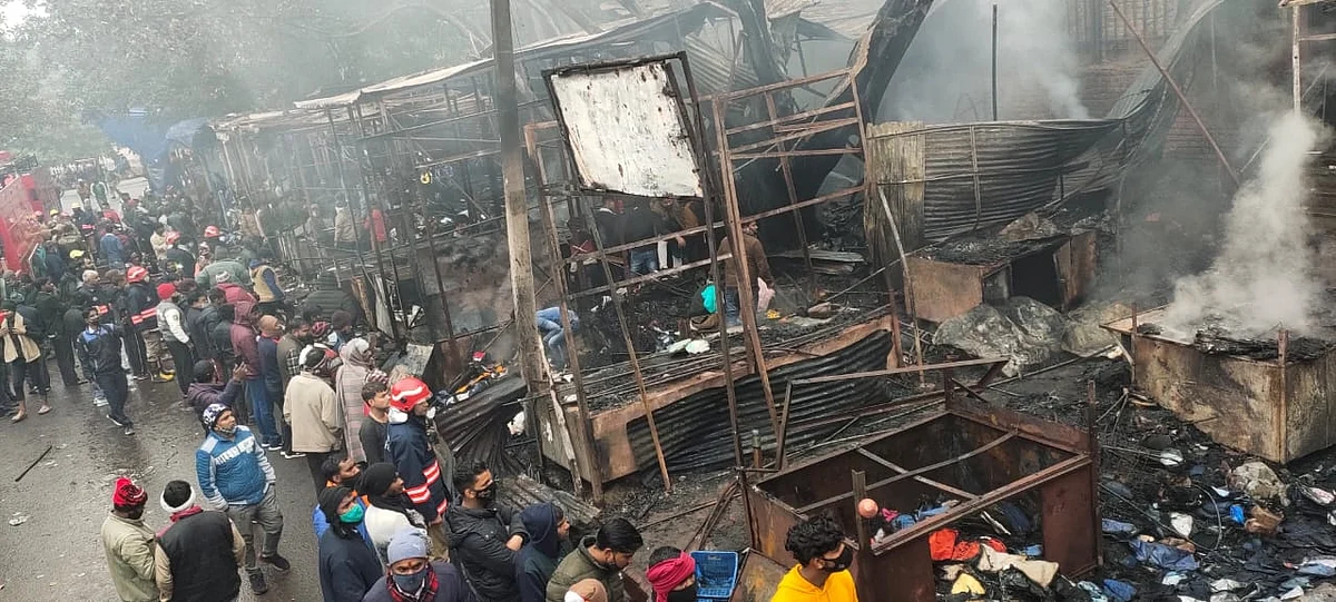 लाल किले के सामने मार्किट में लगी भीषण आग, कई दुकानें जलकर खाक, कोई हताहत नहीं