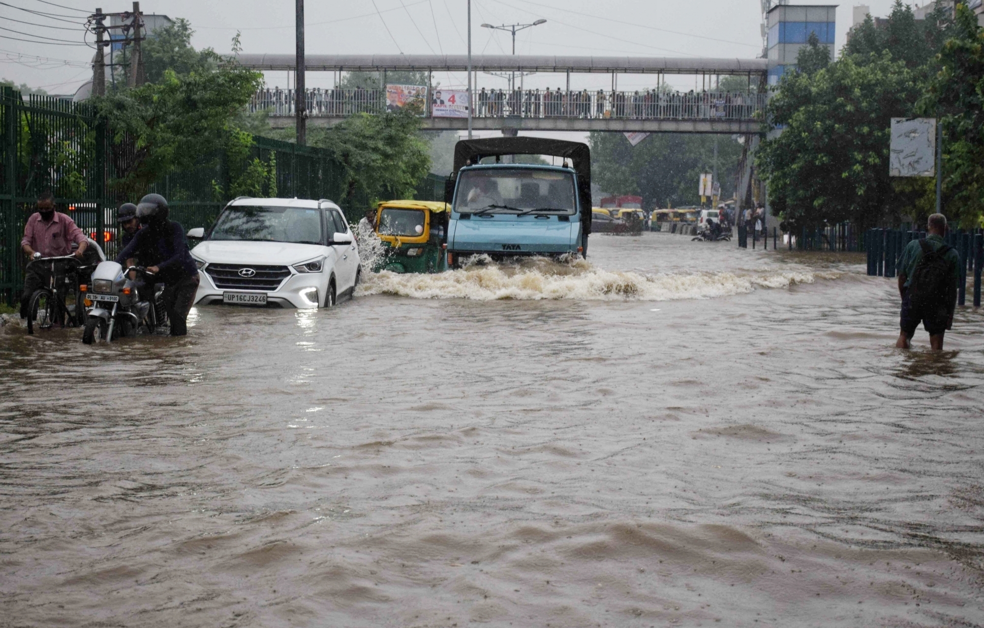 दिल्ली-NCR में सर्द मौसम के बीच हो रही बारिश से जनजीवन प्रभावित, कई इलाकों में जलभराव