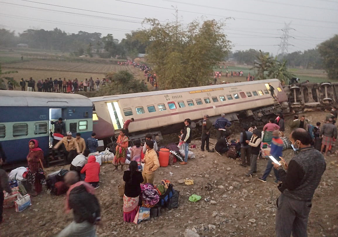 बंगाल ट्रेन हादसे में 9 लोगों की मौत, रेल मंत्री ने किया घटनास्थल का दौरा