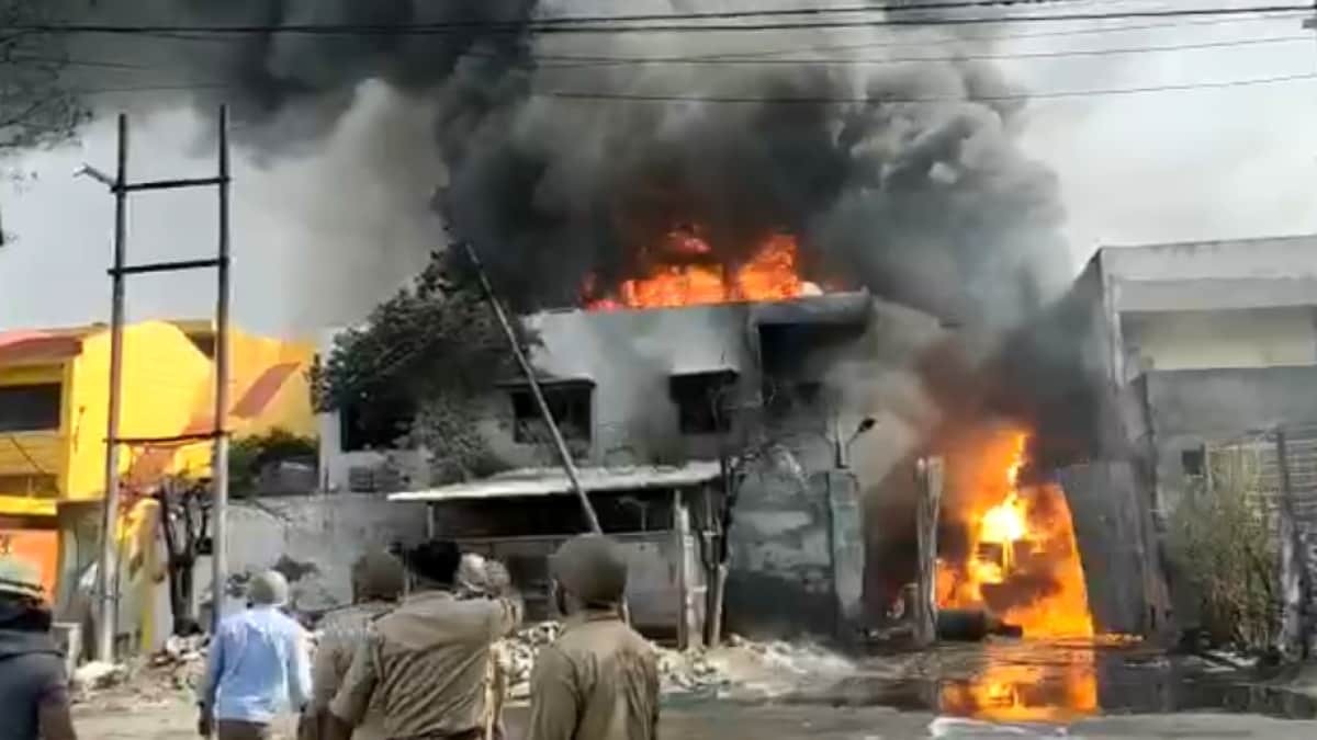 नए साल पर तमिलनाडु में दर्दनाक हादसा! पटाखा फैक्ट्री में आग लगने से तीन लोग जिंदा जले, 5 घायल