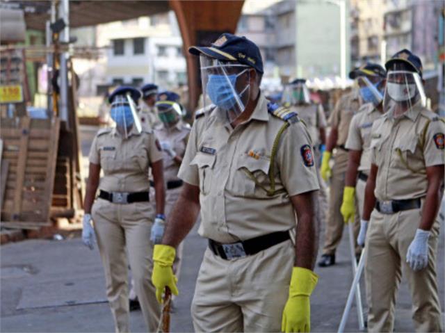 मुंबई पुलिस में कोरोना का कहर! 24 घंटे में 28 कांस्टेबल पाए गए पॉजिटिव, मचा हड़कंप