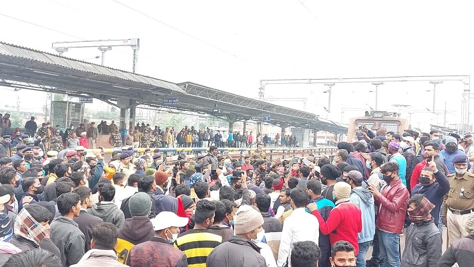 बिहार: RRB-NTPC परीक्षा परिणाम के खिलाफ दूसरे दिन भी पटरियों पर उतरे छात्र, कई ट्रेन के मार्ग में करना पड़ा बदलाव