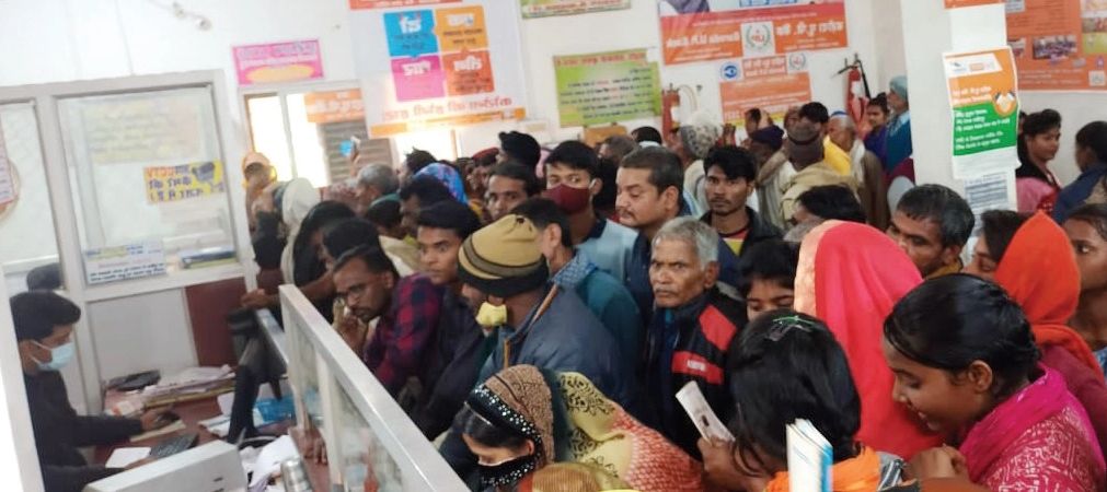 वोटरों को रिझाने के लिए बीजेपी-योगी के वादे पड़ने लगे हैं उलटे, मुफ्त राशन-तेल पर लगी चुनाव आयोग की पाबंदी