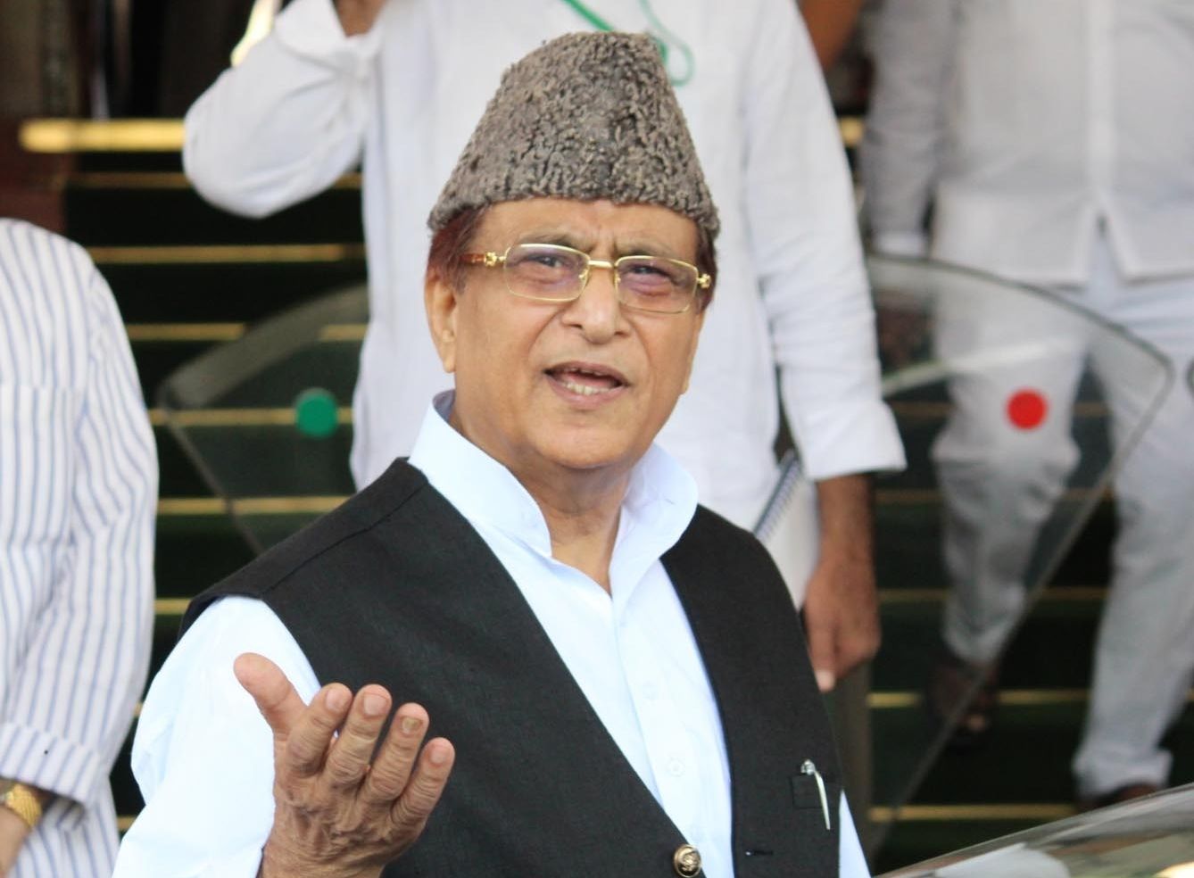 UP By Election: रामपुर सीट पर मतदान के बीच आजम खान का गंभीर आरोप, बोले- पीट-धमका रही है पुलिस, वोट डालने से रोक रही