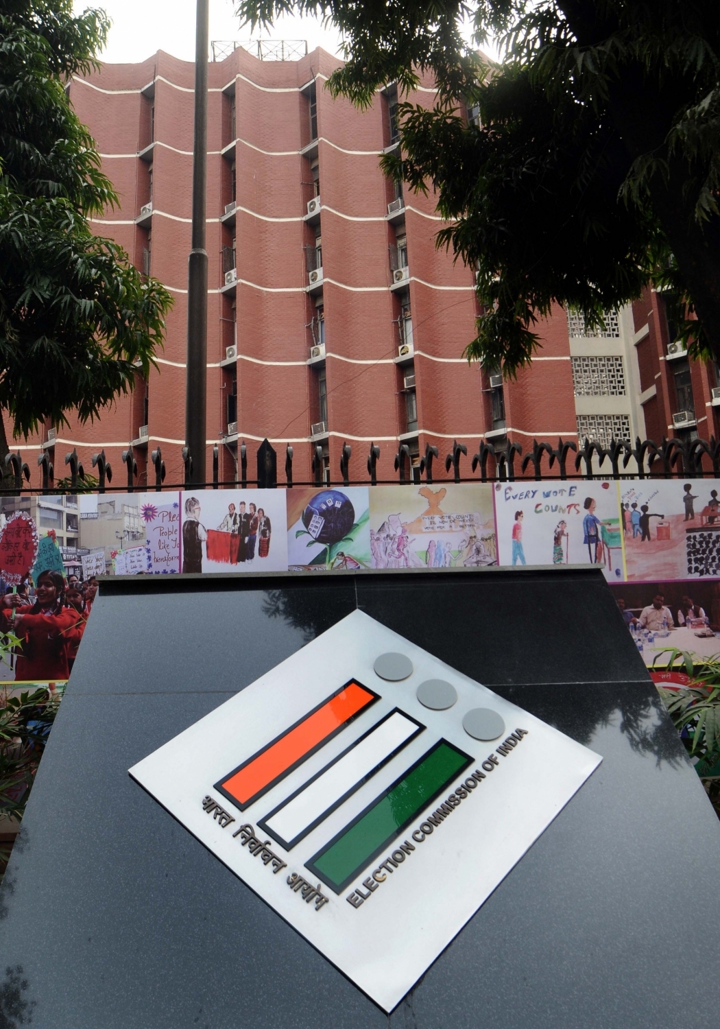 यूपी विधानसभा चुनाव का घमासान: राजनीतिक दलों को चुनाव आयोग से पाबंदियां हटाने की उम्मीद, उम्मीदवार परेशान