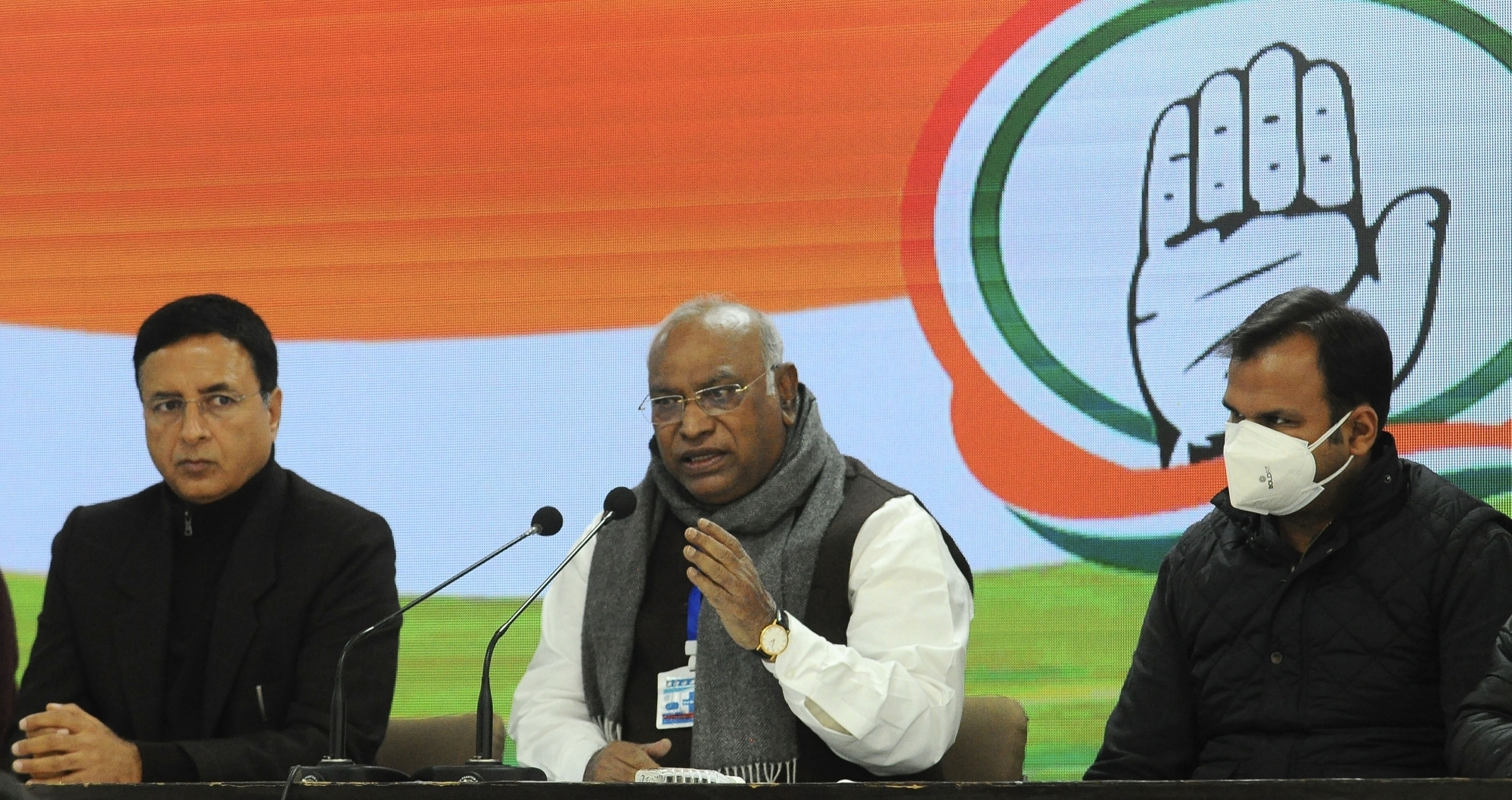 पोगासस पर नए खुलासे को लेकर कांग्रेस का केंद्र पर हमला, मोदी सरकार पर देश के लोकतंत्र को हाईजैक करने का लगाया आरोप