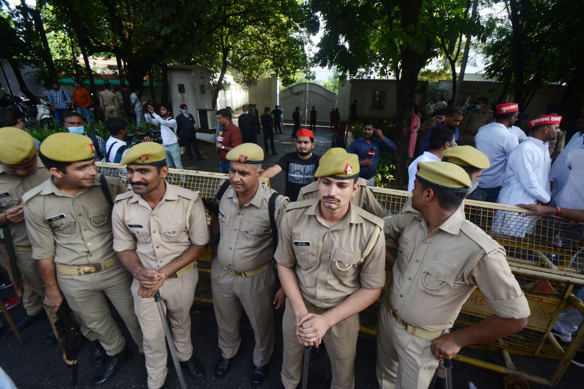 फिर सवालों के घेरे में योगी की पुलिस! नाबालिग लड़की के पिता ने लगाया जल्दबाजी में अंतिम संस्कार कराने का आरोप