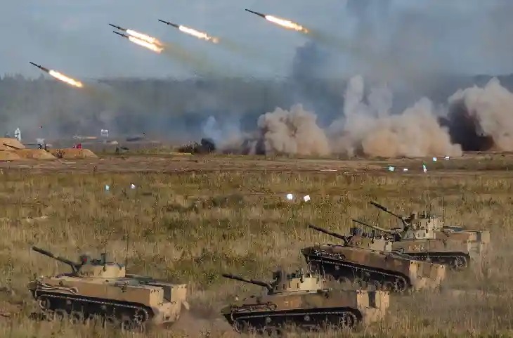 Russia Ukraine crisis: यूक्रेन-रूस जंग की तबाही से बचने के भारतीयों को यूक्रेन छोड़ने की सलाह, कहा- स्वदेश लौटें
