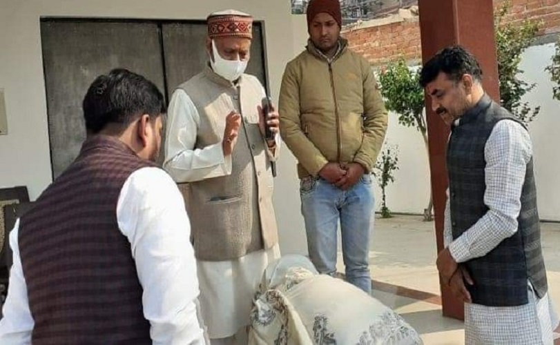 यूपी चुनावः योगी के खिलाफ सपा प्रत्याशी को मिला BJP नेताओं का आशीर्वाद! गोरखपुर का जंग हुआ रोचक