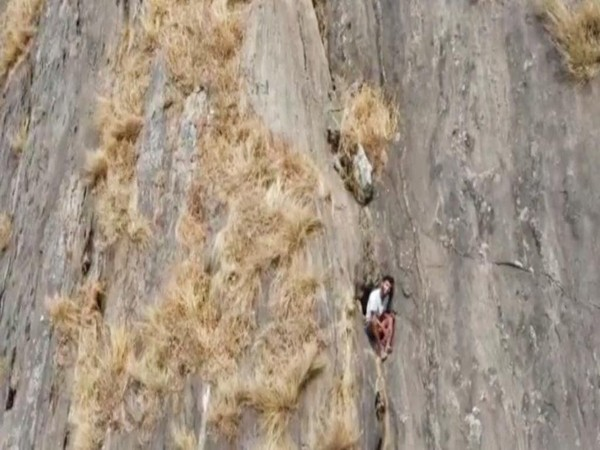इस शख्स ने मौत को दी मात! 48 घंटे पहाड़ियों की दरार के बीच वीराने में फंसा रहा अकेला, सेना ने ऐसे बचाई जान