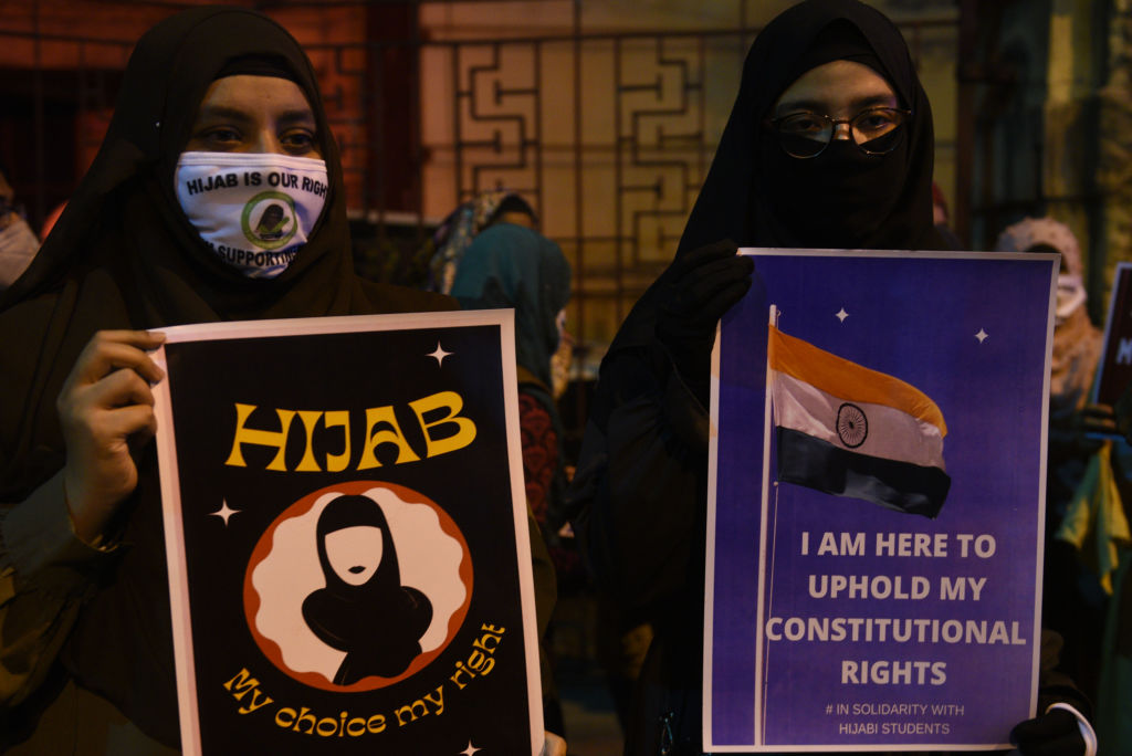 आकार पटेल का लेख: आखिर अल्पसंख्यक ही क्यों होतें है नागरिक अधिकारों पर कैंची चलाए जाने के शिकार!