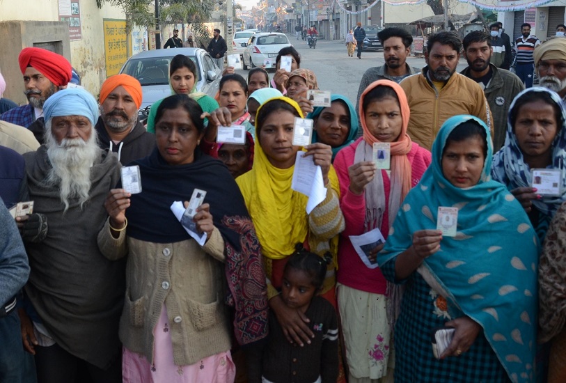 यूपी और पंजाब में मतदाताओं में दिखा उत्साह, दोपहर तीन बजे तक करीब 49.31 फीसदी वोटिंग