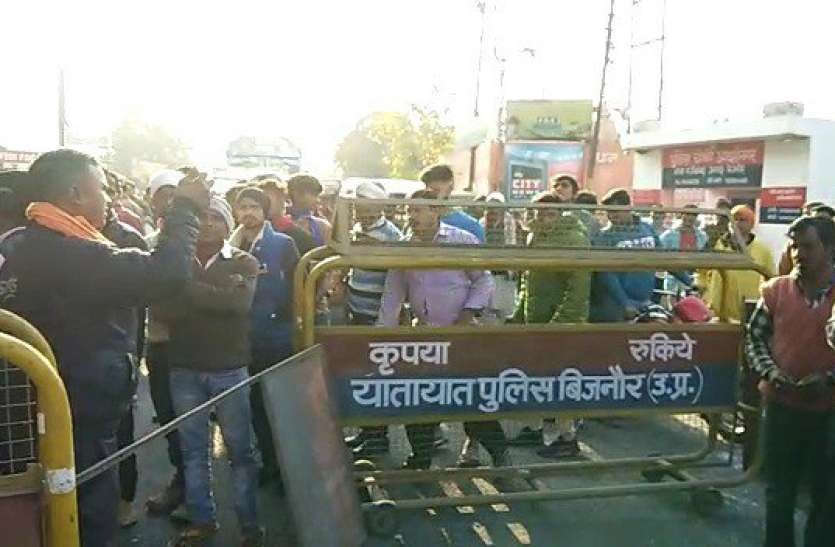 UP Election Phase 2: बिजनौर में 2 गुटों में झड़प, जमकर चले लात घूसे, दोनों पक्षों को थाने ले गई पुलिस