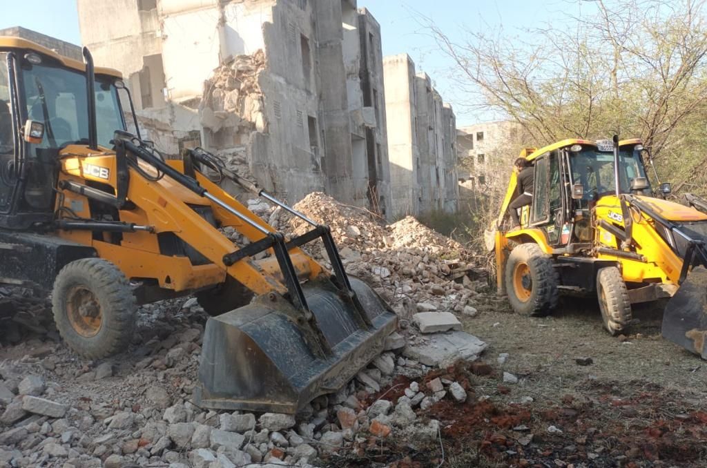 उत्तरी दिल्ली के नरेला इलाके में गिरी चार मंजिला इमारत, बच्चों समेत कई लोग दबे, बचाव कार्य शुरू