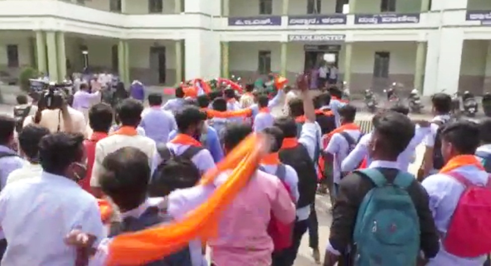 हिजाब विवाद पर फैसला फिर टला, कर्नाटक हाईकोर्ट ने मामले को बड़ी बेंच के पास भेजा